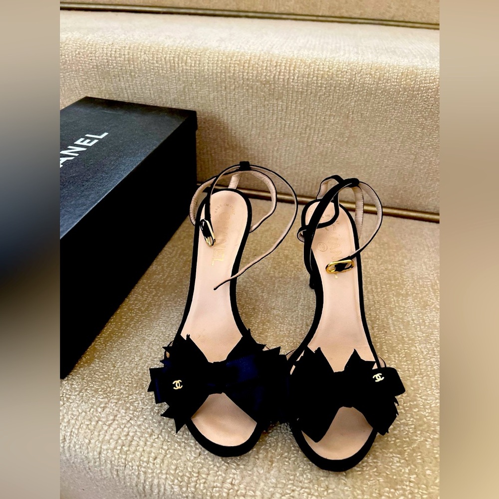 Chanel kitty heel